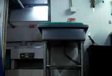 臥底海底撈：老鼠爬進食品柜 火鍋漏勺掏下水道