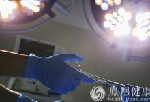 這位醫生跪著做手術救小孩命，一干就是25年