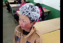 云南昭通“冰花”男孩冒冰霜上學(xué)造型走紅，網(wǎng)友：好心疼