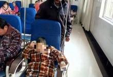 江蘇老人口含輸液管為孫子暖藥液：天涼，想加點(diǎn)溫