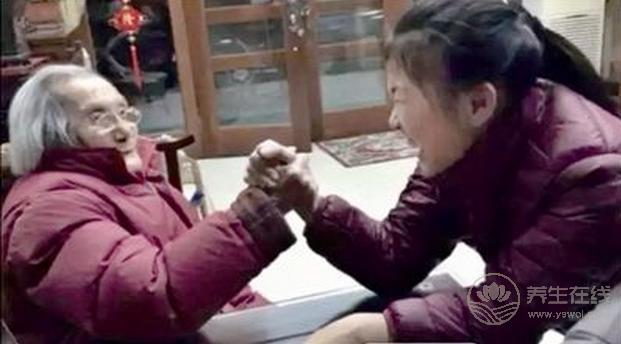 江蘇102歲老壽星從不吃補(bǔ)品，每天兩頓都吃它