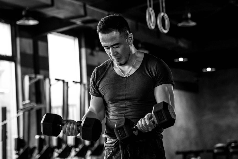 楊坤首部運動寫真曝光 真實汗水展露男人堅毅態度