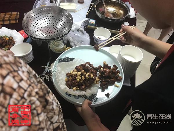 明星專家走進社區(qū) 與百姓互動談烹飪養(yǎng)生