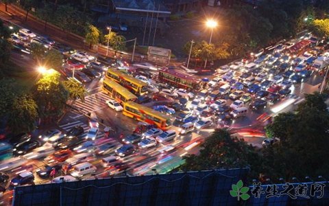 救護(hù)車高速被堵 車禍中如何自救