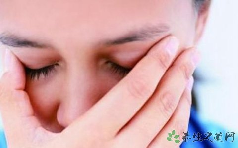 男孩牽手失明母親 生活中該如何保護眼睛