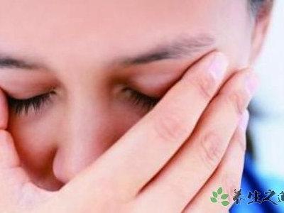 男孩牽手失明母親 生活中該如何保護(hù)眼睛