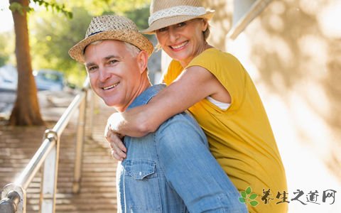 大媽將鮮榨果汁輸入靜脈 春天老人怎么養(yǎng)生