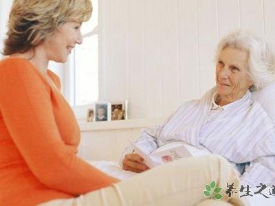 大媽將鮮榨果汁輸入靜脈 春天老人怎么養生