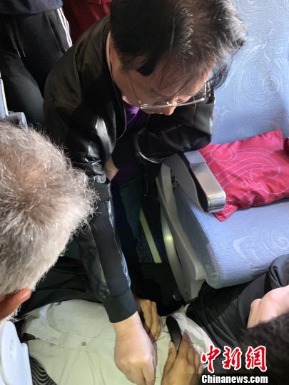 國際航班上乘客突發疾病 四川中醫針灸救人