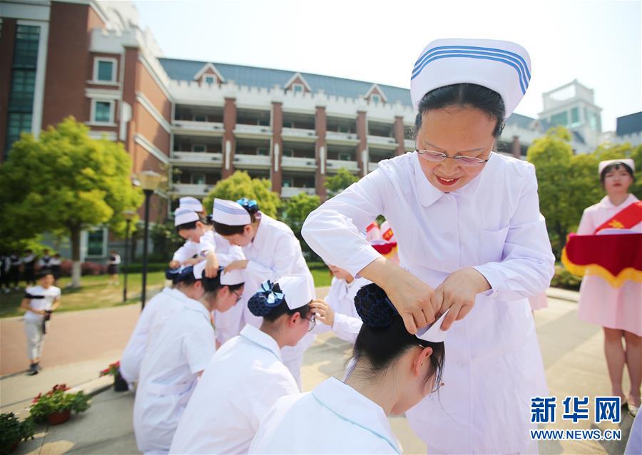 江蘇南通：授帽儀式迎接護士節(jié)