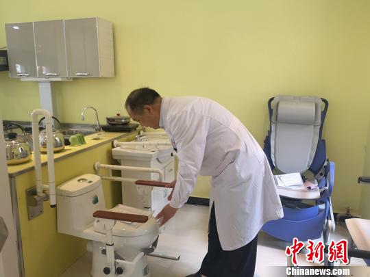 探訪甘肅輔具中心：枯燥工作送出愛心 量身定制適量陪訓