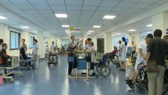 中國老人平均8年帶病生存養老不是簡單的醫療問題