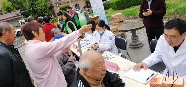 上海虹橋醫(yī)院皮膚科愛心義診進(jìn)社區(qū) 活動(dòng)辦到居民心坎兒里
