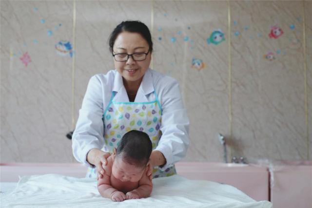 石家莊港大婦產醫院:正確的抱娃姿勢都在這里,小港手把手教你!-易網健康養生網 石家莊港大婦產醫院:正確的抱娃姿勢都在這里,小港手把手教你!