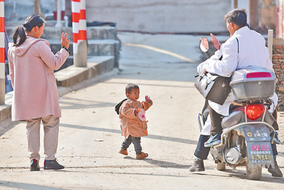 村醫父子三人:52年,看病超10萬人次-易網健康<a href=http://www.gyfww.com/jkys/ target=_blank class=infotextkey>養生</a>網 村醫父子三人:52年,看病超10萬人次
