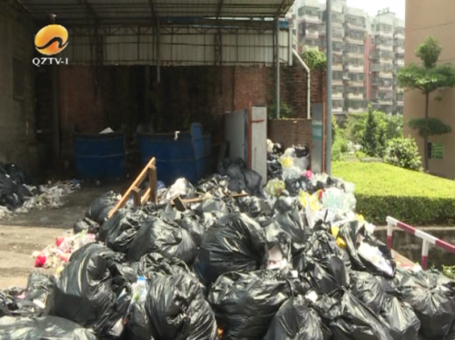 惠安縣醫(yī)院內垃圾堆積半個月 附近居民擔心健康隱患-易網健康養(yǎng)生網 惠安縣醫(yī)院內垃圾堆積半個月 附近居民擔心健康隱患