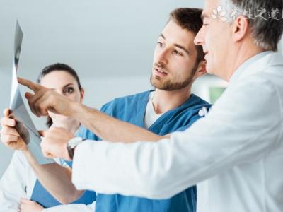 武漢醫生感染變黑 新冠肺炎會引起肝損傷嗎