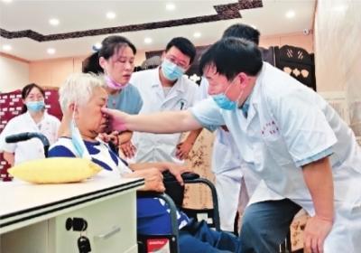 居民在大門口也可以看名中醫(yī) 中醫(yī)名家下移社區(qū)醫(yī)院坐診