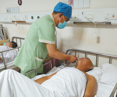 健康照護師：像家人一樣照護患者