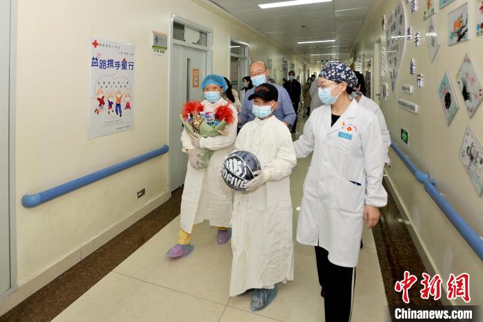 青海首例半相合造血干細胞移植患兒順利出艙