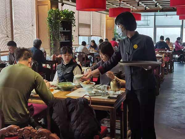 觀察：線下一座難求，線上外賣火爆春節餐飲業迎來“開門紅”