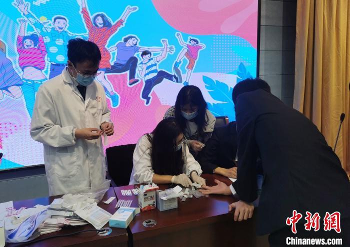 正確認(rèn)識(shí)艾滋?。赫?qǐng)給“他們”一個(gè)正常的眼神