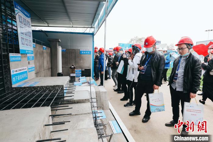 近500位醫衛界人士在武漢觀摩醫院智慧建造