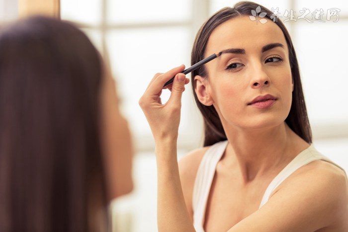 女子紋風水眉被紋成兩把大刀 紋眉對身體有什么危害-易網健康<a href=http://www.gyfww.com/jkys/ target=_blank class=infotextkey>養生</a>網 女子紋風水眉被紋成兩把大刀 紋眉對身體有什么危害