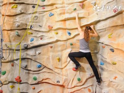 8歲女孩10秒攀爬12米巖壁 攀巖運動對身體的好處
