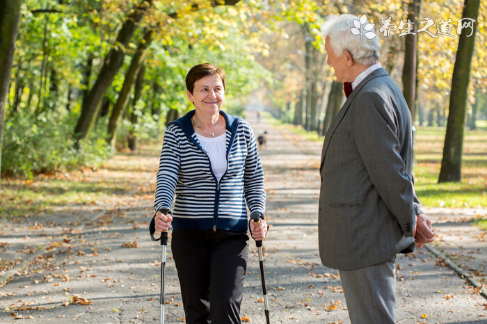 沈陽(yáng)大爺大媽把頭掛樹(shù)上鍛煉 老年人鍛煉的注意事項(xiàng)-易網(wǎng)<a href=http://www.gyfww.com/ target=_blank class=infotextkey>健康養(yǎng)生</a>網(wǎng) 沈陽(yáng)大爺大媽把頭掛樹(shù)上鍛煉 老年人鍛煉的注意事項(xiàng)