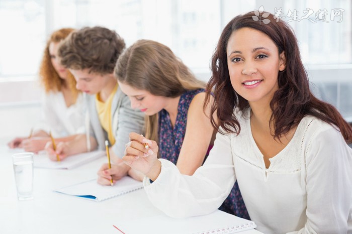 女大學(xué)生打耳洞差點(diǎn)導(dǎo)致癱瘓 打耳洞后怎么護(hù)理