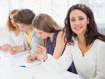 女大學(xué)生打耳洞差點(diǎn)導(dǎo)致癱瘓 打耳洞后怎么護(hù)理