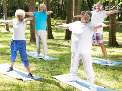 沈陽大爺大媽把頭掛樹上鍛煉 老年人鍛煉的注意事項