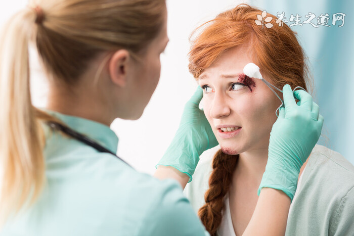 睡覺時充電器爆炸險失明 失明怎么辦