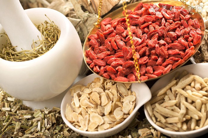 男子喝朋友自泡藥酒后心臟驟停 用什么泡酒對身體好-易網<a href=http://www.gyfww.com/ target=_blank class=infotextkey>健康養生</a>網 男子喝朋友自泡藥酒后心臟驟停 用什么泡酒對身體好