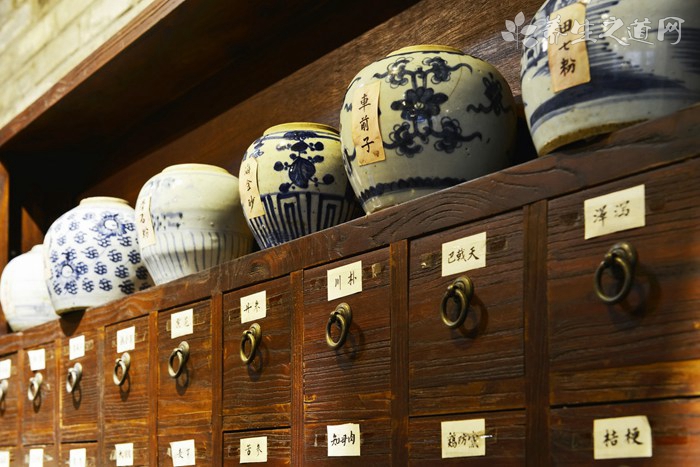 男子愛吃生魚片醉蝦 腹內爬50條神秘黑蟲