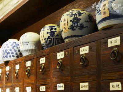 男子愛吃生魚片醉蝦 腹內爬50條神秘黑蟲