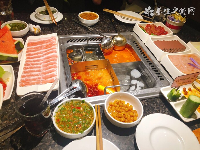 胖哥倆肉蟹煲死蟹當活蟹賣 大量使用過期食材