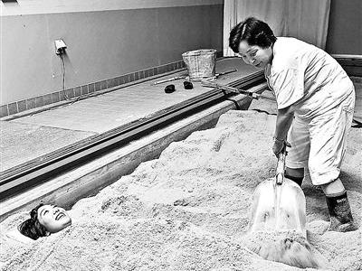 酵素浴宣稱治病“活埋式”養(yǎng)生靠譜嗎？