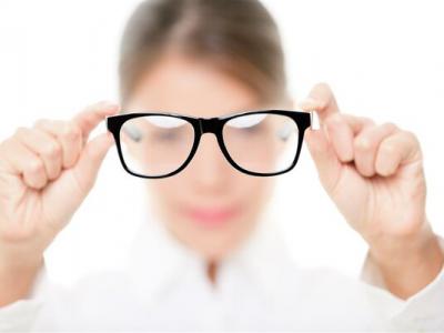 被嫌棄的近視患者的一生：近視這件小事，真的不是“小事”