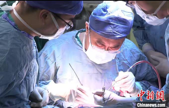 利刃扎進1歲女嬰顱內 上海專家精準定位取斷刃