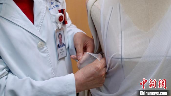 浙江醫生首創“放療服”：不愿患者因脫光治療面露難色