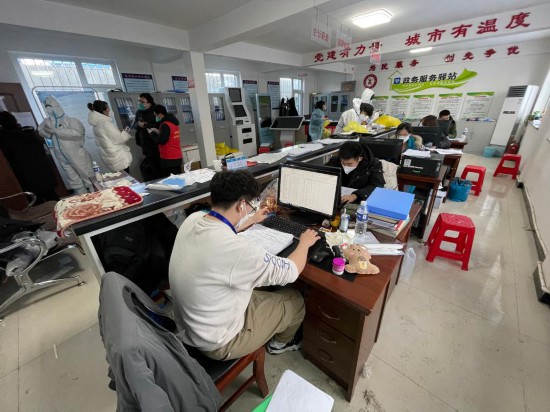 遼寧綏中一線疫情防控人員掃描-易網<a href=http://www.gyfww.com/ target=_blank class=infotextkey>健康養生</a>網 遼寧綏中一線疫情防控人員掃描