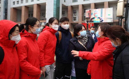 疫情之下，生命至上：“疫”線醫(yī)護工作者掃描