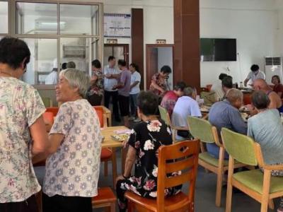 養(yǎng)老護理行業(yè)日漸興起：從業(yè)者多了認同感高了