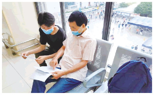 老人獨自就醫不便？可找“陪診師”相助