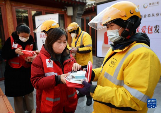 北京：送給外賣、快遞小哥的“防疫關(guān)愛包”