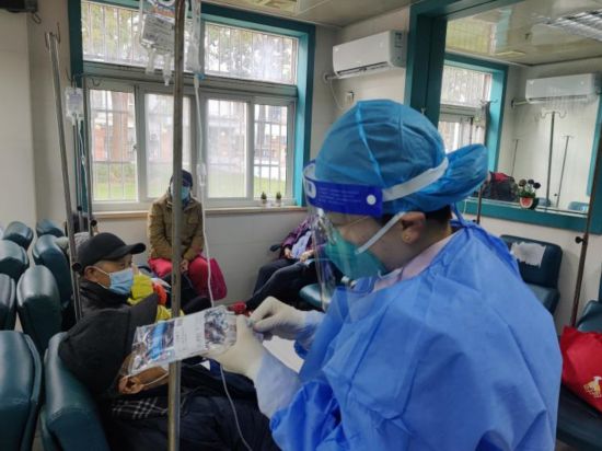 一線直擊:上海社區醫院助力重癥救治“關口前移”-易網健康<a href=http://www.gyfww.com/jkys/ target=_blank class=infotextkey>養生</a>網 一線直擊:上海社區醫院助力重癥救治“關口前移”