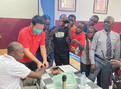 六十年援外醫(yī)療書寫大愛無疆(中國援外醫(yī)療隊(duì)派遣60周年)-易網(wǎng)健康<a href=http://www.gyfww.com/jkys/ target=_blank class=infotextkey>養(yǎng)生</a>網(wǎng) 六十年援外醫(yī)療書寫大愛無疆(中國援外醫(yī)療隊(duì)派遣60周年)