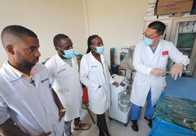 為增進世界人民健康福祉作出貢獻（中國援外醫(yī)療隊派遣60周年）